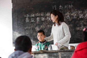 乡村女教师和小学生在教室里