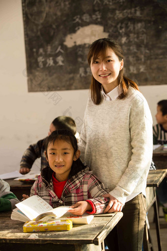 乡村女教师和小学生在教室里