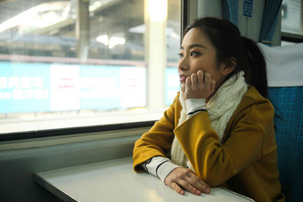 青年女人在火车上亚洲氛围照片