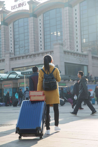 青年女人在站前广场