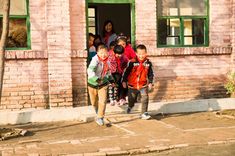 乡村女教师和学生在户外