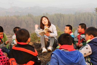 乡村教师和小学生在户外学习