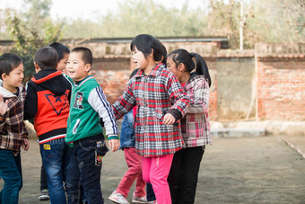 乡村小学生在学校自然氛围图片