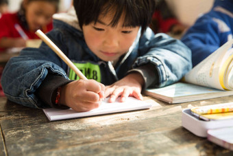 乡村小学里的小学女生