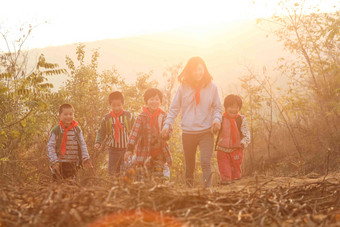 乡村女教师和学生在户外