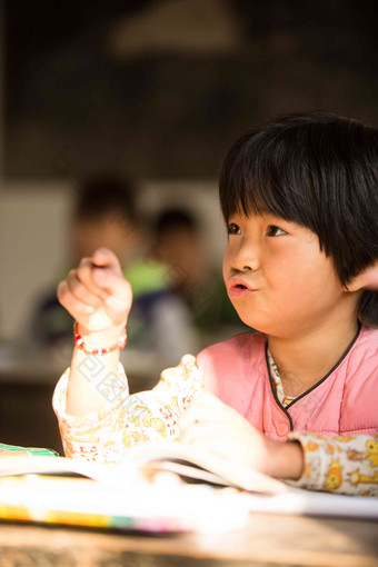 乡村小学里的小学女生