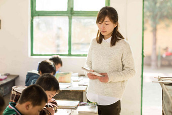 乡村女教师和小学生在教室里