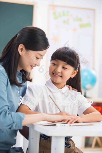 老师在指导小学女生学习