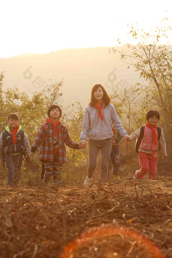 乡村女教师和学生在户外