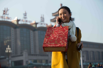 青年女人在站前广场