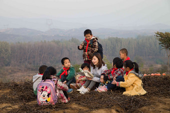 乡村教师和小学生在户外学习