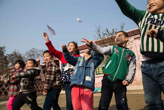 乡村小学生在学校放纸飞机