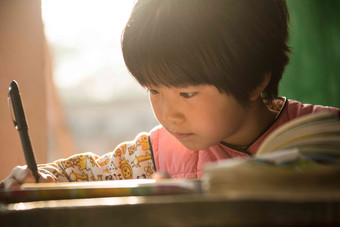 乡村小学里的小学女生