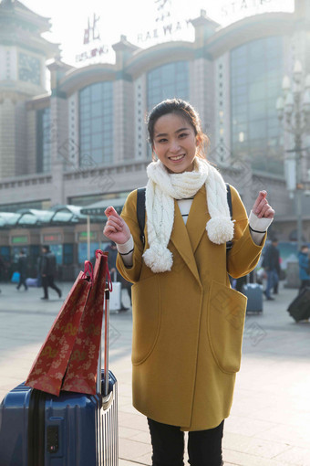 青年女人在站前广场