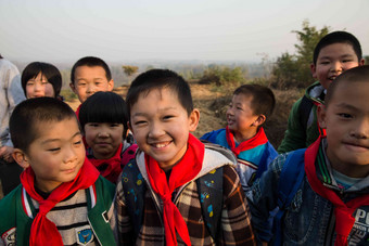 欢乐学生男孩风景享乐写实图片