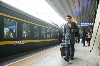 青年男人在车站月台离开拍摄