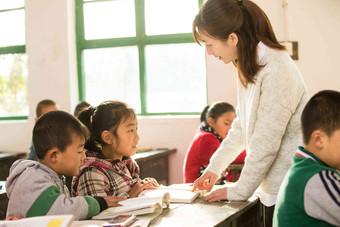 乡村女教师小学生男孩关爱水平构图高端图片