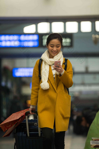 青年女人在火车站