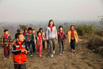 乡村女教师玩耍户外友谊青年人高质量照片