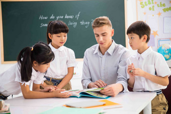 教师和小学生在教室里