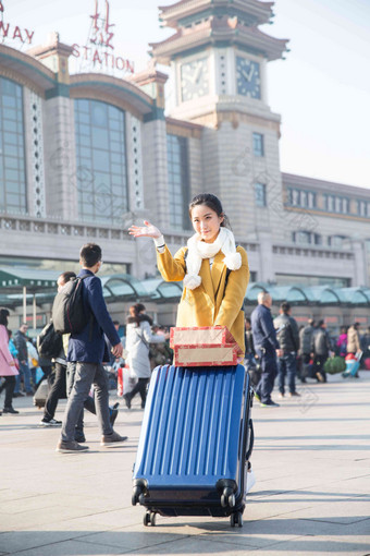 青年女人在<strong>站前广场</strong>