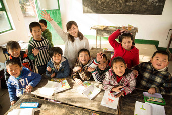 乡村女教师和<strong>小学</strong>生在教室里