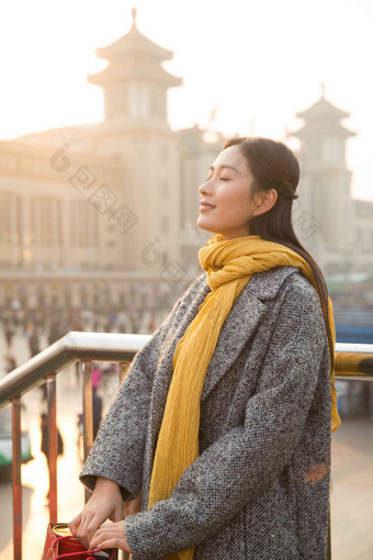 青年女人在站前广场