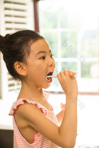 小女孩刷牙东方人写实镜头