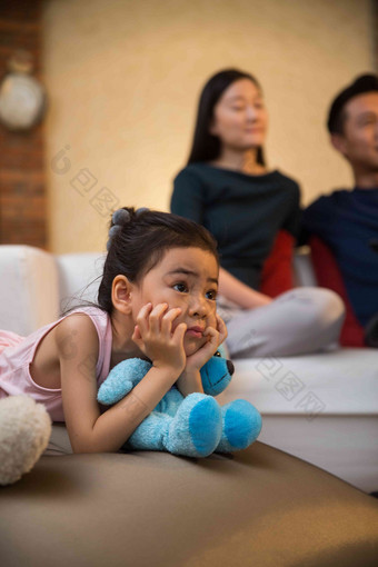 幸福家庭看电视玩具氛围照片