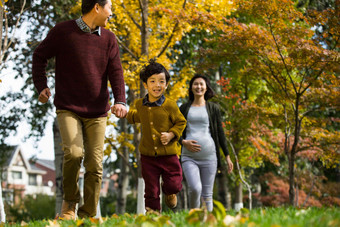 家人温馨跑公园高端场景