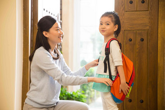 妈妈上学休闲小学生户内素材