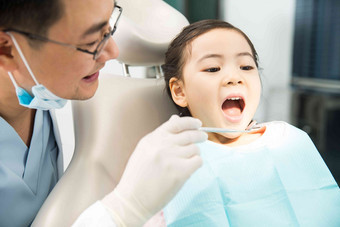 男牙医在为小女孩检查牙齿亚洲人清晰相片