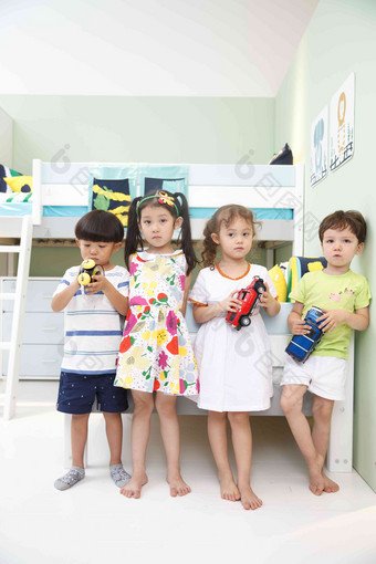 欢乐的儿童在儿童房玩耍白昼氛围摄影