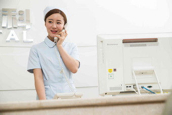 年轻女护士在接待处亚洲人高质量图片