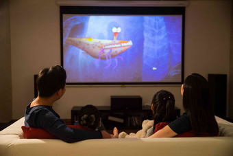 幸福家庭看电视中国人氛围图片