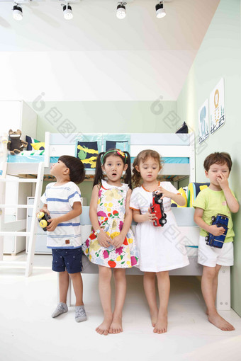 欢乐的儿童在儿童房玩耍