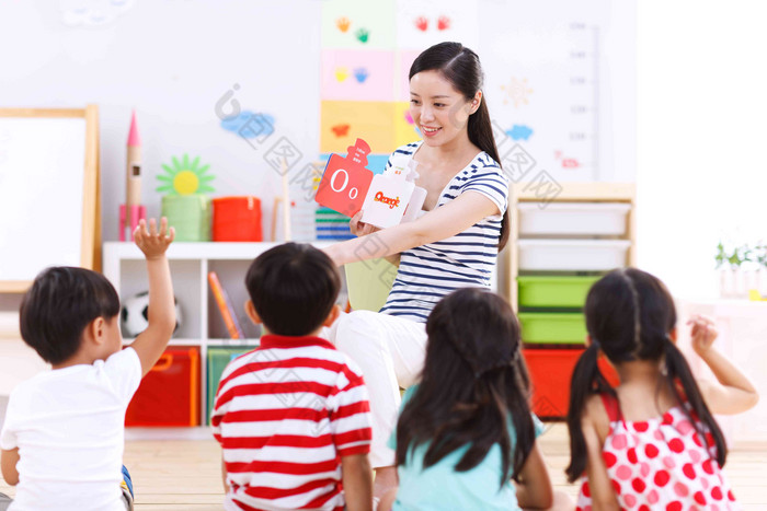 幼儿园的儿童在上课教师写实摄影 上课学习