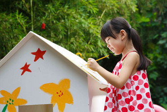 幼儿园里的小女孩在作画