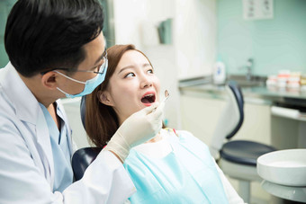 男牙医和女患者