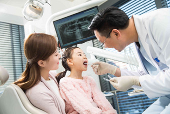 母亲带着女儿看牙医成年人高端素材