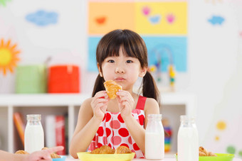 幼儿园儿童在吃早餐健康食物高端相片