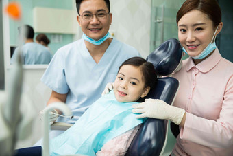 男牙医和女牙医助手在为小女孩检查牙齿中国清晰摄影图