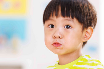 幼儿园儿童在咀嚼食物教室照片