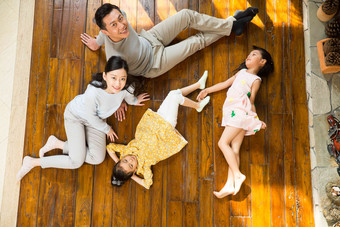 幸福家庭躺在地板上