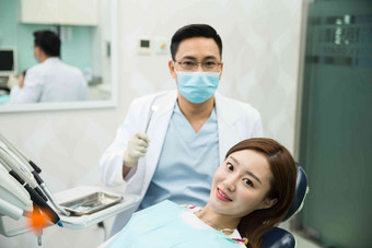 男牙医和女患者