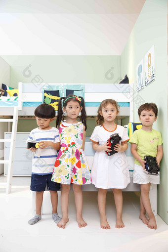 欢乐的儿童在儿童房玩耍快乐高质量相片
