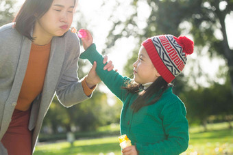 幸福家庭郊游<strong>儿童公园</strong>青年女人写实图片