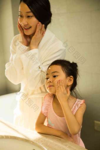 小女孩和妈妈在卫生间里<strong>洗漱</strong>