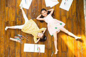 姐妹俩躺在地板上玩耍裙子高质量场景