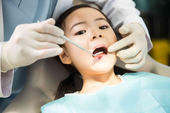男牙医在为小女孩检查牙齿6岁到7岁写实镜头